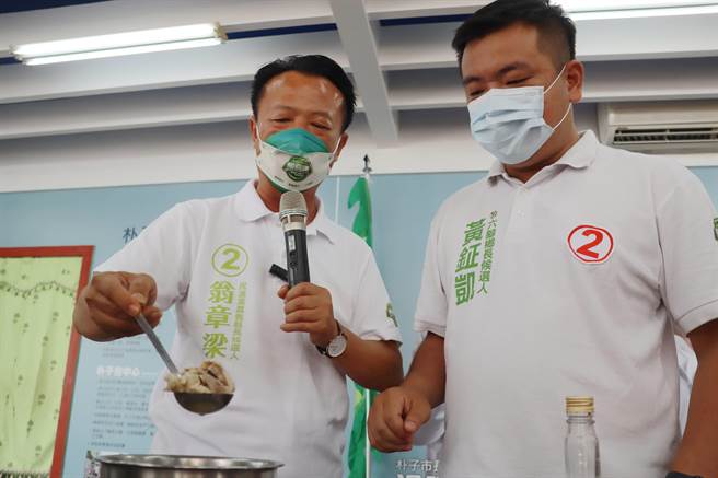 六脚乡长候选人黄钲凯说，麻油鸡汤是用六脚在地的纯麻油，顾身体也要顾未来。（吕妍庭摄）