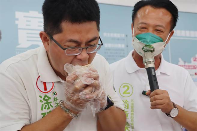 涂建轩试吃春卷时表示，南部人春卷特点就是包入油麵，还会撒上满满的花生糖，用料实在。（吕妍庭摄）