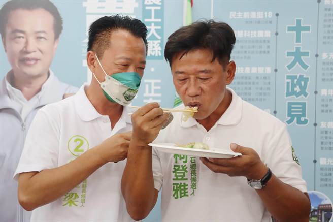 柯登雅则强调，蚵仔煎是回嘉第一味，东石蚵仔大又饱满。（吕妍庭摄）