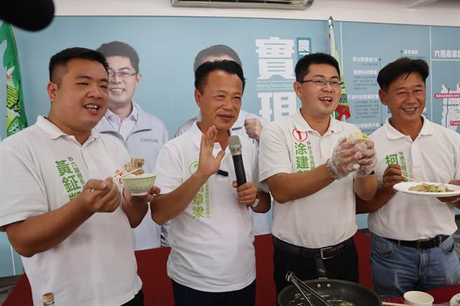 民进党嘉义县长候选人翁章梁与党籍六脚乡长候选人黄钲凯、朴子市长候选人涂建轩及东石乡长候选人柯登雅一起做菜，用家乡味要唤醒外出游子对故乡的怀念，鼓励乡亲回家投票。（吕妍庭摄）