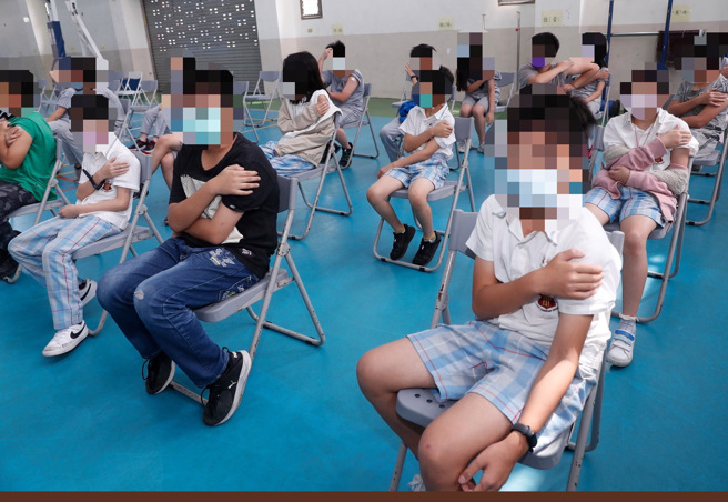 新冠疫情持续烧，家长带儿童打疫苗的画面。（本报系资料照）