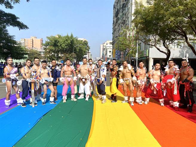 破万名民眾到场参与游行。（杨舒婷摄）