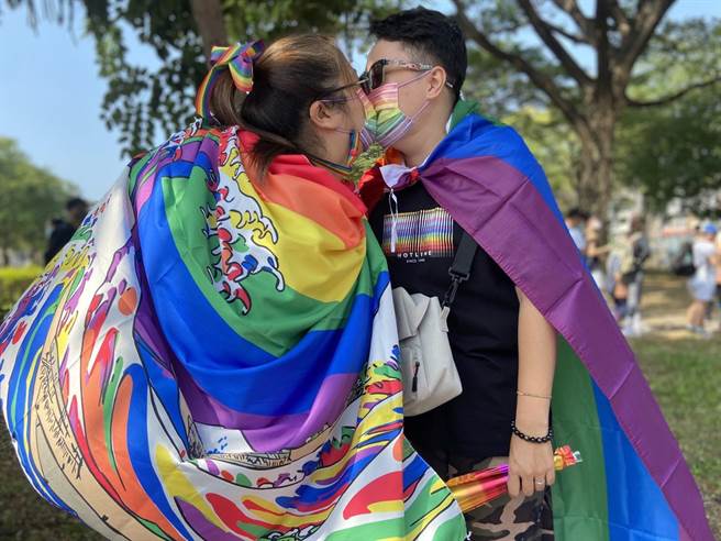 也有许多同性伴侣一起到场支持。（杨舒婷摄）