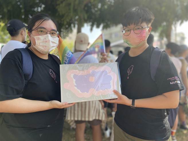 青年局发放的结婚书约也受到民眾喜爱。（杨舒婷摄）