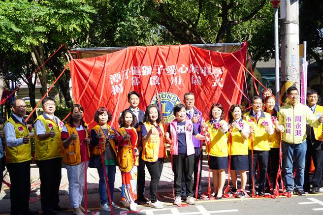 国际狮子会300-C2区第五专区筹募110万元，携手大地、彩虹、白云、蓝天分会，捐建潭子区3座爱心候车亭。（陈淑娥摄）