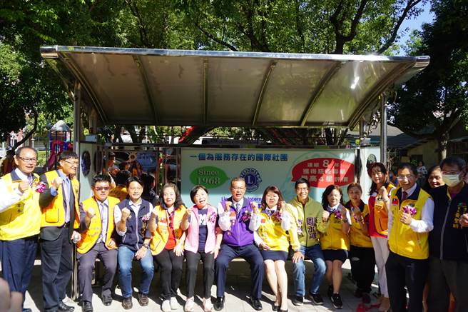 国际狮子会300-C2区第五专区筹募110万元，携手大地、彩虹、白云、蓝天分会，捐建潭子区3座爱心候车亭。（陈淑娥摄）