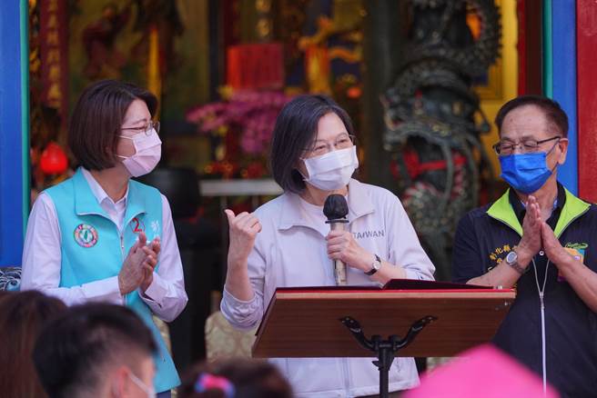 蔡英文強調，彰化需要一個能夠快速執行政策的縣長，但過去的彰化並非如此，而黃秀芳就是這個能夠說到做到的候選人，希望大家能夠用支持她的力量，支持黃秀芳。（吳建輝攝）