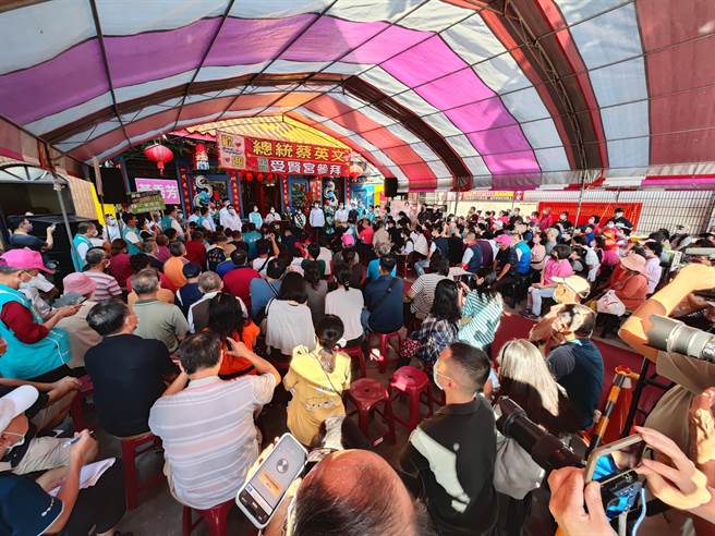 選前最後黃金周，蔡英文總統19日下午2點前往彰化員林「受賢宮」參拜贈匾，也為黨籍縣長候選人黃秀芳等人站台拉票，廟口開講爭取選民認同，力拼翻轉彰化。（吳建輝攝）