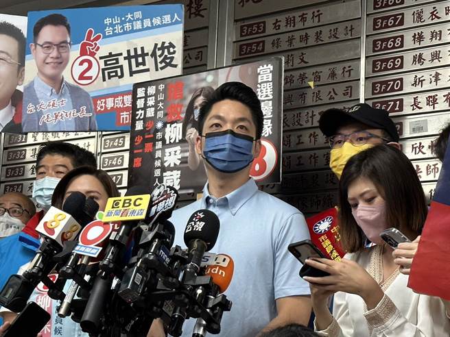 蔣萬安今天下午到永樂市場拜票。（楊亞璇攝）