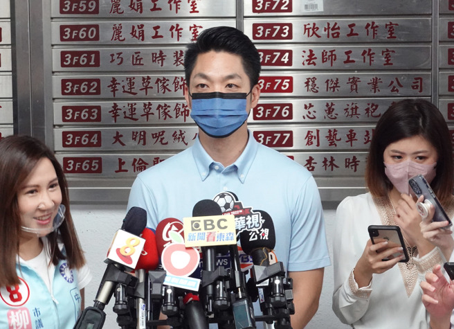 國民黨台北市長候選人蔣萬安19日前往永樂市場拜票，受訪時批民進黨現在是綠黑一家親。（姚志平攝）