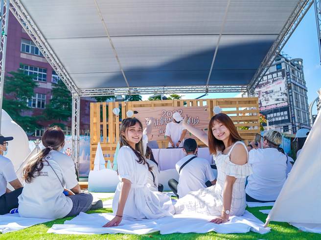 「2022新北歡樂耶誕城」兩大主燈區之一的「府中燈區」，今（19日）、明兩天舉辦「白色派對」活動，以白色為Dress Code。（觀旅局提供）