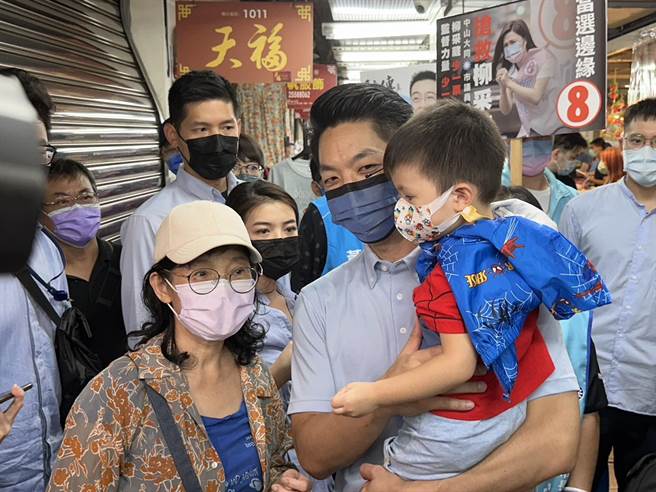 國民黨台北市長候選人蔣萬安今天下午到永樂市場掃街。（楊亞璇攝）