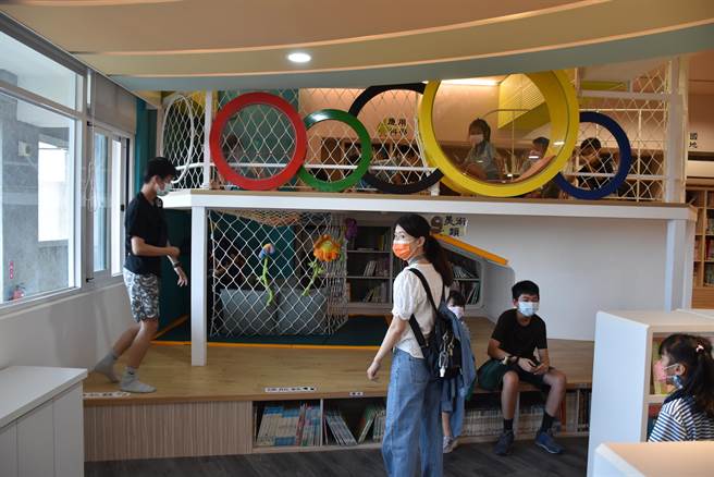 竹南鎮照南國小重新整修圖書館「尋寶屋」設有攀爬式遊戲閱讀區，已成了許多小朋友最愛的祕密基地。（謝明俊攝）