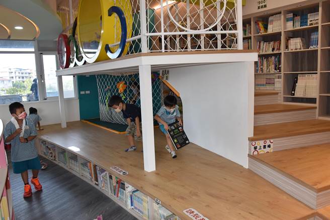 竹南鎮照南國小重新整修圖書館「尋寶屋」設有攀爬式遊戲閱讀區，已成了許多小朋友最愛的祕密基地。（謝明俊攝）