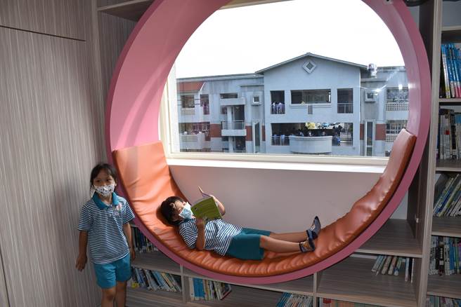 竹南鎮照南國小將老圖書館重新整修命名為「尋寶屋」，設有學生閱讀懶人包。（謝明俊攝）