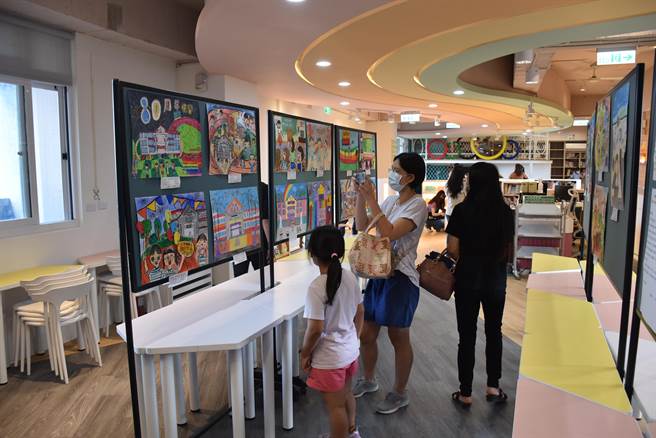 竹南鎮照南國小將老圖書館重新整修命名為「尋寶屋」，桌椅可以活動組合因應不同需求。（謝明俊攝）