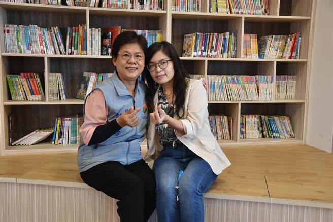 建築師呂翔甄與縣府教育處圖資科長彭秀珍全力打造重整縣內學校圖書館。（謝明俊攝）