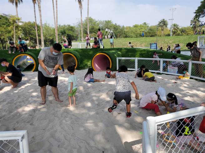 大人与小孩在哆啦Ａ梦涵管白沙池同乐，玩得不亦乐乎。（周丽兰摄）