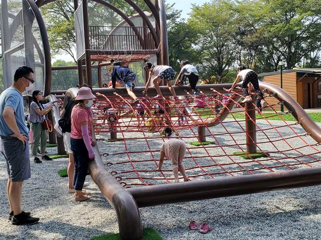 攀爬网可训练专注与手脑协调，也是高人气游具。（周丽兰摄）
