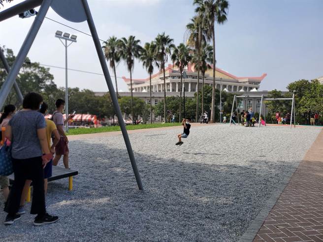 共融式滑索不论大人小孩都可玩。（周丽兰摄）