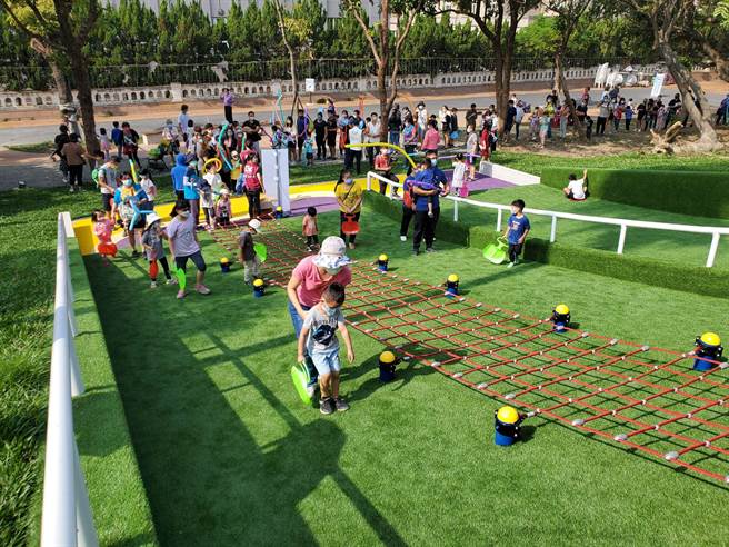 滑草场很受小朋友喜爱。（周丽兰摄）