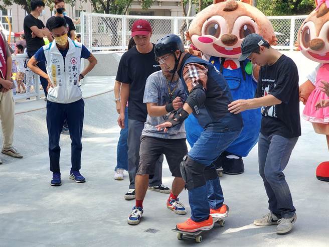 斗六市长林圣爵体验滑板极限运动。（周丽兰摄）