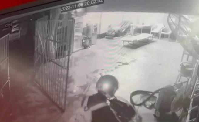 在新北市永和区一处洗车场工作的23岁郑姓男子，上工第一天发现老板停放在室内的红牌重机钥匙没拔，竟动歪念直接骑走。（警方提供）