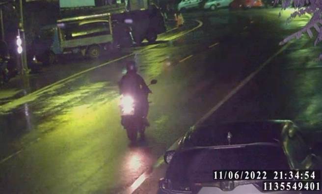 秀朗所所长黄柏铭调阅新北市警局云龙车辨系统，掌握被窃重机沿北宜公路一路往宜兰方向行驶。（警方提供）