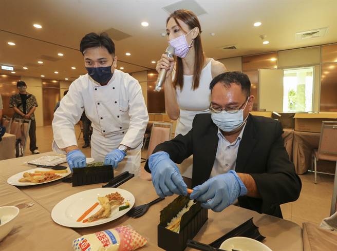 19日特别选在关西六福庄推广屏东优质石斑鱼，现场有将石斑鱼卷入饭卷中、酸菜石斑鱼火锅、彩绘石斑鱼等石斑鱼创意大变身的手作活动。（陈麒全摄）