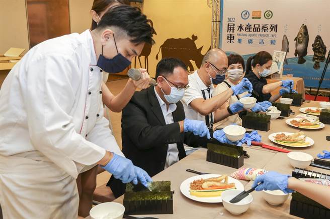 19日特别选在关西六福庄推广屏东优质石斑鱼，现场有将石斑鱼卷入饭卷中、酸菜石斑鱼火锅、彩绘石斑鱼等石斑鱼创意大变身的手作活动。（陈麒全摄）