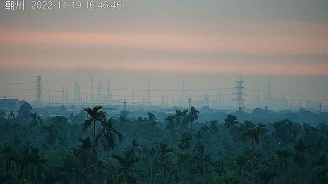 今日环境风场为东北东风，中部以南空品区位于下风处且清晨及夜间有局部雾或低云影响，水平及垂直扩散条件较差，污染物易累积。（翻摄自空气品质监测网／林良齐台北传真）