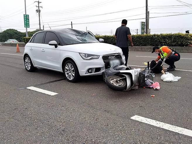 云林县台78线东西向快速道路斗南交流道附近台一线，一辆自小客车追撞单车、机车。（民眾提供）