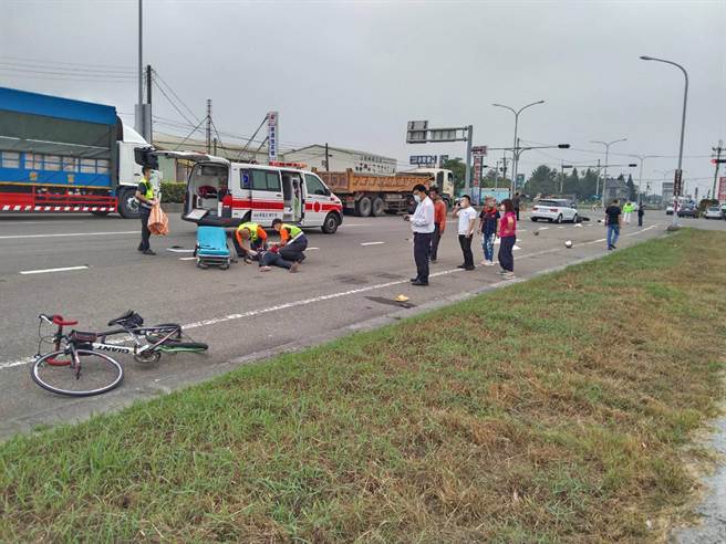单车骑士颈椎、骨盆骨折，伤势严重。（民眾提供）