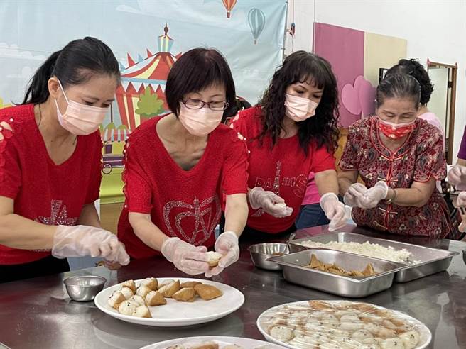 草屯镇农会推广米食，参加民眾体验日式料理稻荷饭ＤＩＹ。（杨静茹摄）