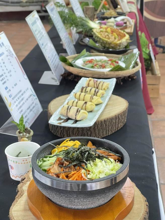 全国大饭店行政总主厨李坤昌教导社区妈妈利用草屯米等农特产，烹煮韩式拌饭等异国料理。（杨静茹摄）