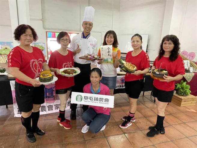 全国大饭店行政总主厨李坤昌率领学员展示自己用草屯农特产烹煮的料理。（杨静茹摄）