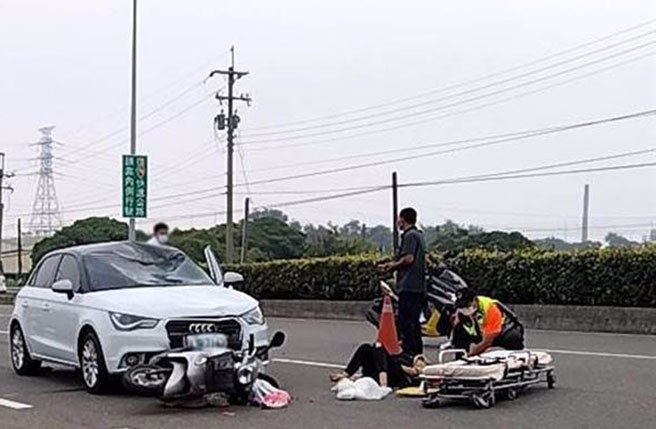 机车乘客倒地受伤，现场怵目惊心。（民眾提供）