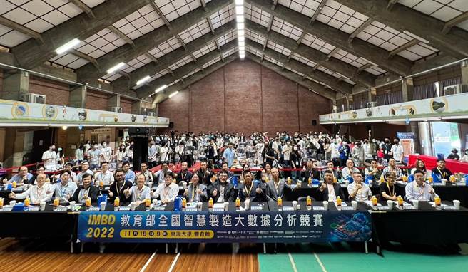 國立高雄科技大學商務資訊應用系「大岩壁」團隊奪得大研組金獎，獲頒50萬元獎金。（東海大學提供／張妍溱台中傳真）