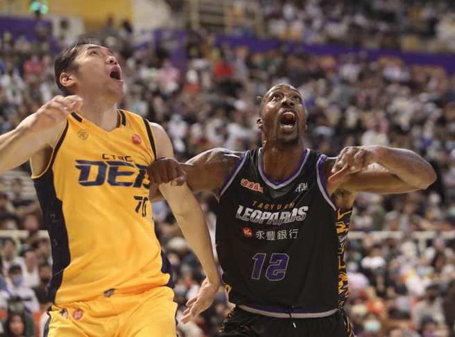 霍华德(右)把曾文鼎扛到一旁。(陈怡诚摄)