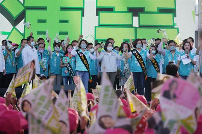 黄秀芳竞选总部19日在和美镇举办造势大会，蔡英文总统为黄秀芳站台，承诺地方需要、中央配合，提出3个千万拜托。（吴敏菁摄）