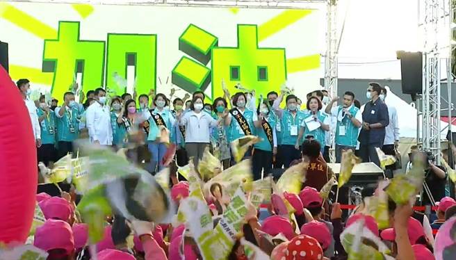 黄秀芳竞选总部19日在和美镇举办造势大会，副总统赖清德站台，疾呼要让黄秀芳当第一名县长。（吴敏菁摄）