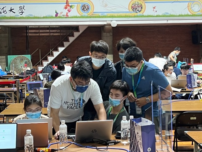 参赛队伍聚精会神讨论解题。(提供/东海大学)