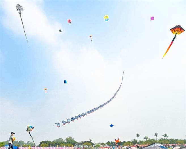 屏東風箏節熱鬧開場，妝點河濱公園天空。(摘自屏東縣長潘孟安臉書)
