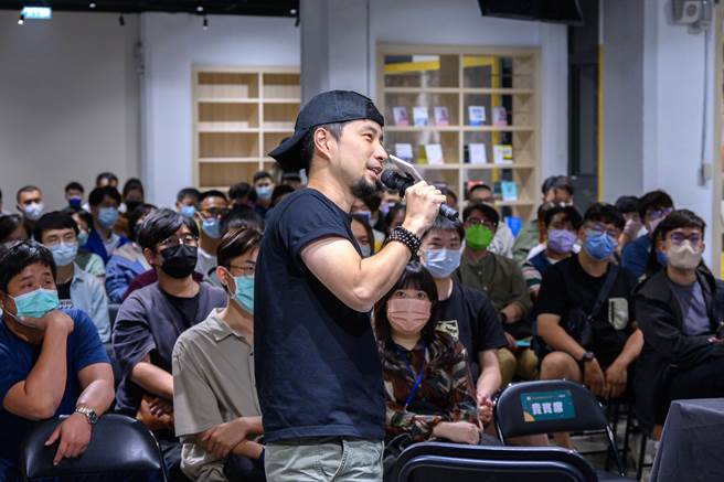 青年朋友「超認真」聆聽阿仔師的心路歷程。（柯宗緯翻攝）