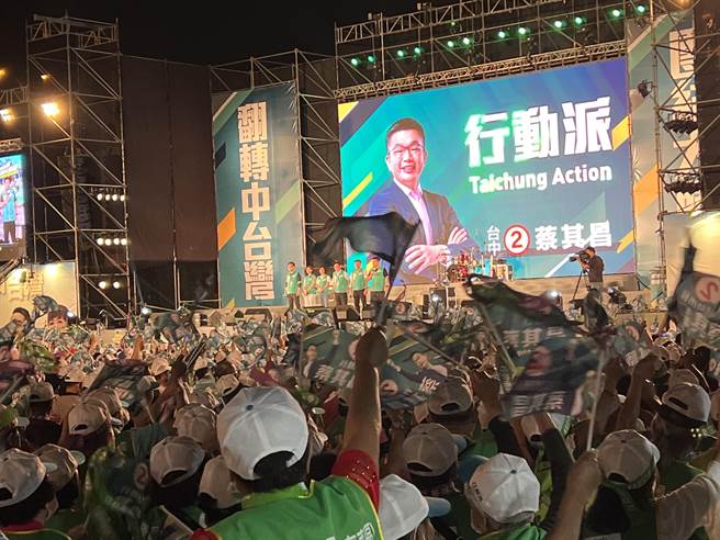 选前倒数黄金周末，民进党在台中市北屯区举办「光復台中、赢回光荣」造势晚会，现场涌入超过2万群眾。(林欣仪摄)