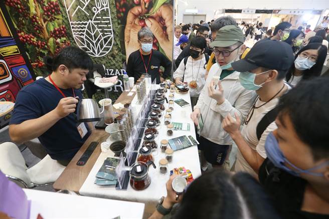 2022年台灣飲食系列展盛大開展，「台灣國際咖啡展」許多廠商都提供現場試喝，現場也提供杯子租借服務。（杜宜諳攝）