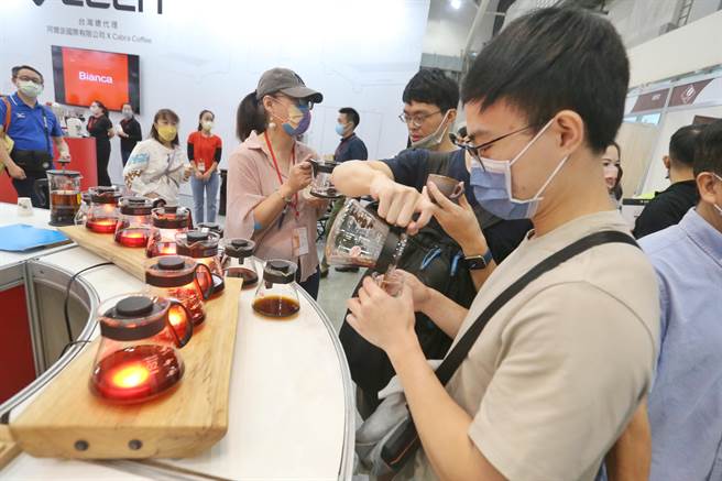 台灣飲食系列展盛大開展，為「台灣國際咖啡展」、「台灣國際茶葉博覽會」、「台灣國際酒展」、「台灣國際食品暨設備展」四大飲食主題展覽共同創造的飲食盛宴，共計超過700家廠商、破2000攤位參展。（杜宜諳攝）