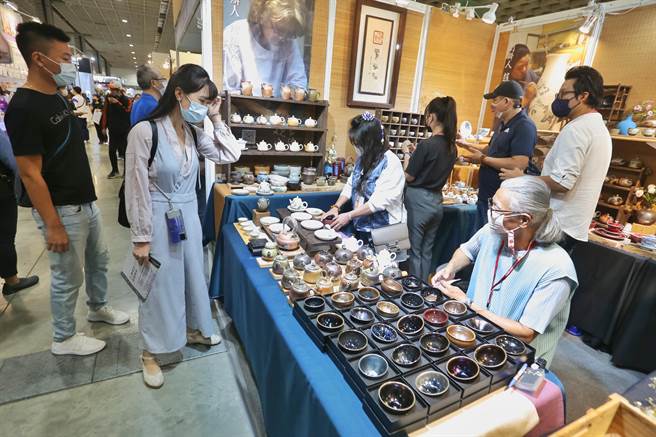 2022年台灣飲食系列展盛大開展，其中「2022台灣國際茶葉博覽會」匯聚茶葉文化產業鏈各個頂尖產品商家於一堂。（杜宜諳攝）