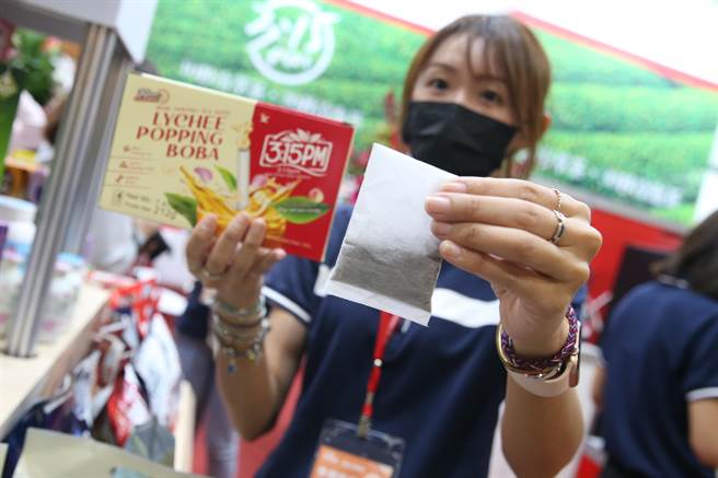 參展廠商「石城實業公司」推出運用低溫微米生技冷萃研磨技術的「10秒微米生技冷萃系列」，以及30秒就能沖出好茶的「30秒快速快速冷泡茶系列」。（杜宜諳攝）
