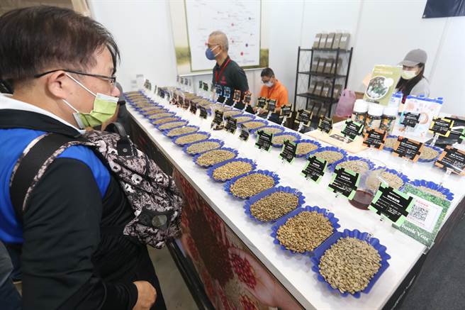 2022年台灣飲食系列展盛大開展，「台灣國際咖啡展」中有廠商現場陳列自家生豆商品，吸引許多民眾目光。（杜宜諳攝）